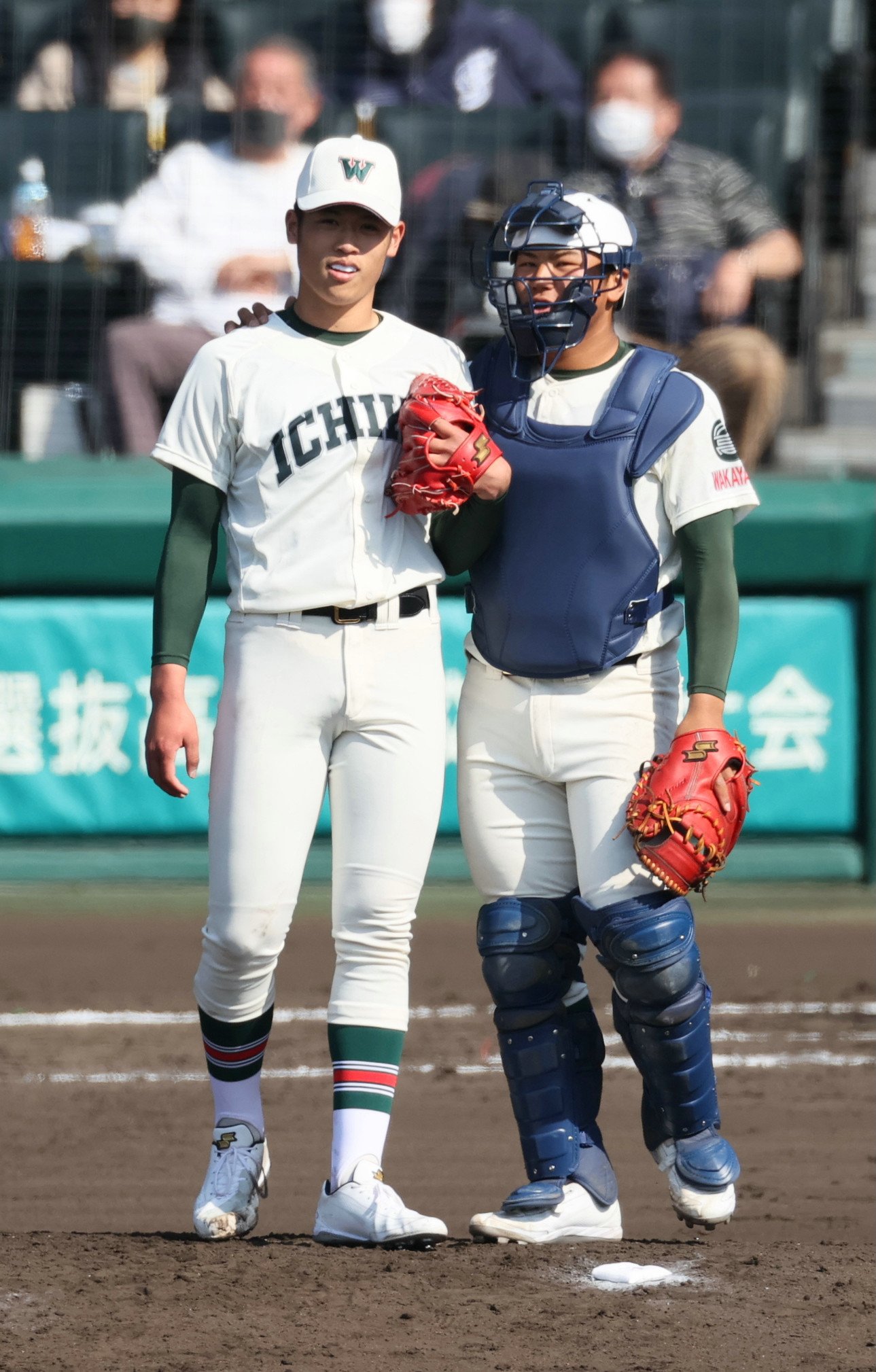 エース小園を支える松川捕手。信頼できるパートナーがいることも成長に大きく寄与している　©JIJI PRESS