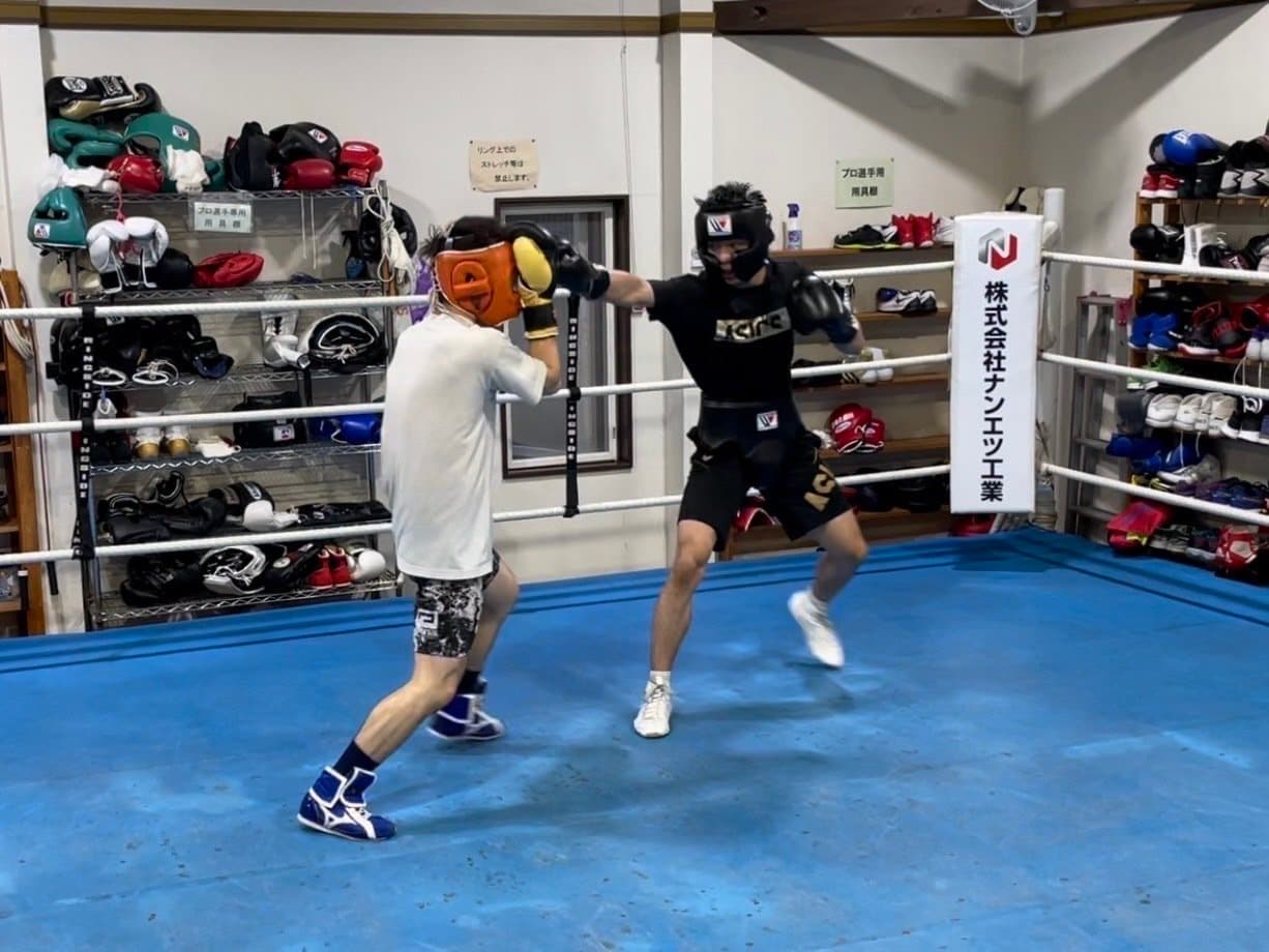 スパーリング練習をする中谷(右) ©本人提供