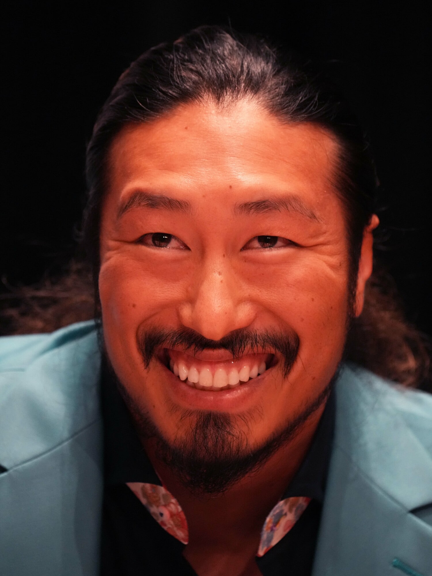 不敵な笑みを浮かべる辻陽太　©Essei Hara