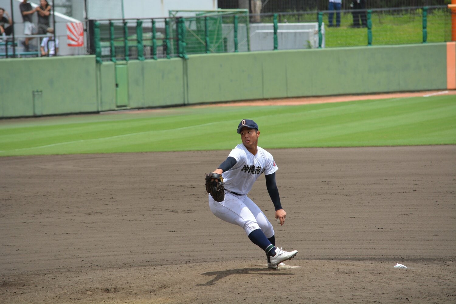 末吉の投球フォーム。下半身の安定感に注目　©Takarin Matsunaga