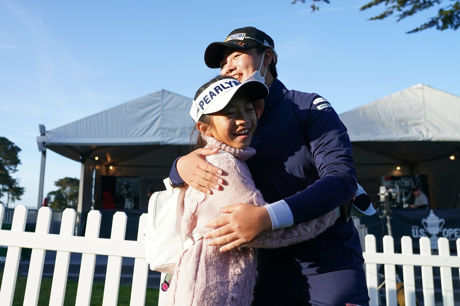 ファンの女の子と交流する笹生（2021年全米女子オープン）©️Shizuka Minami