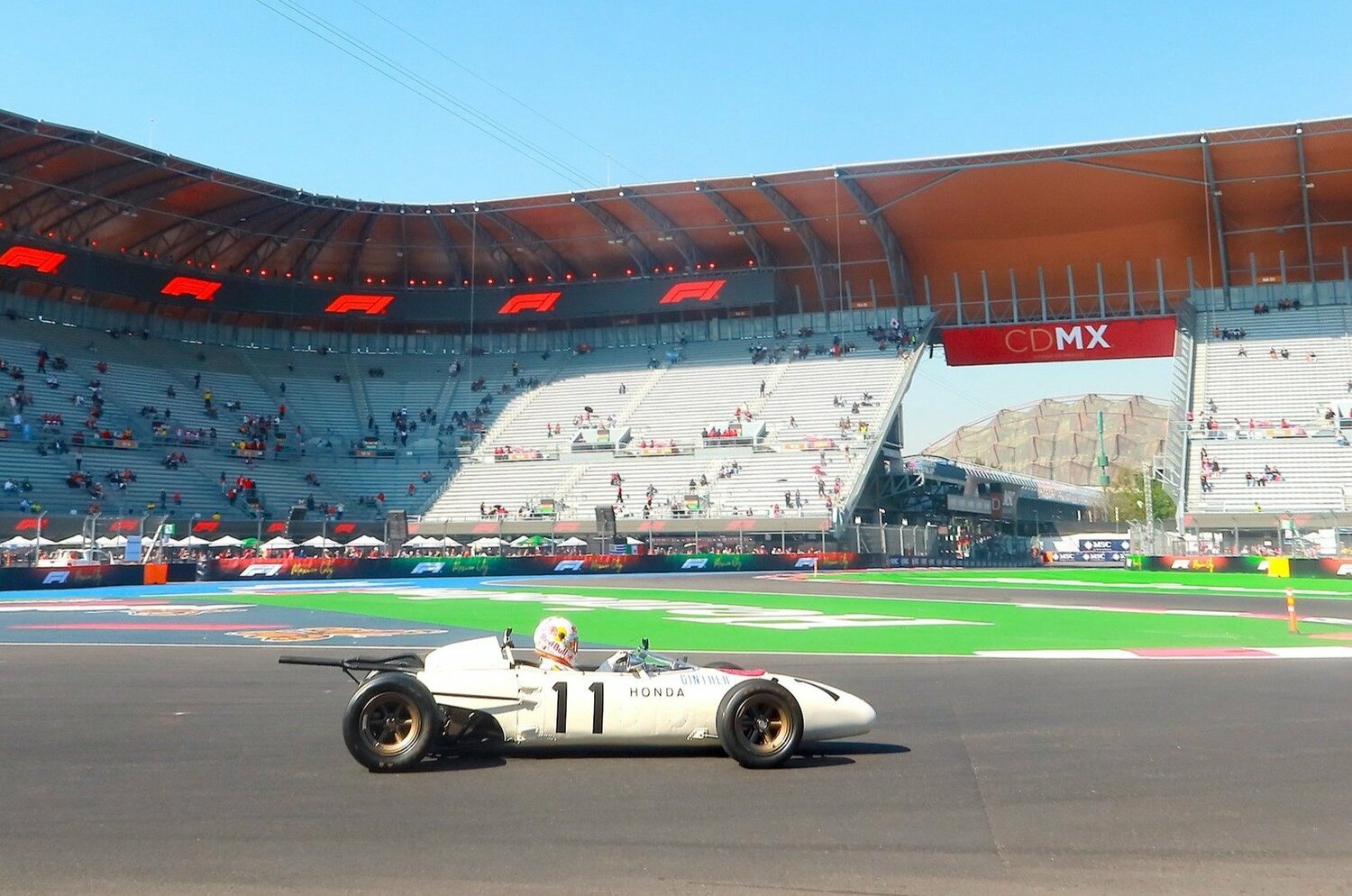 現代のマシンと比べるとかなり小さいRA272。ドライバーはほぼ剥き出しとなる　©Masahiro Owari