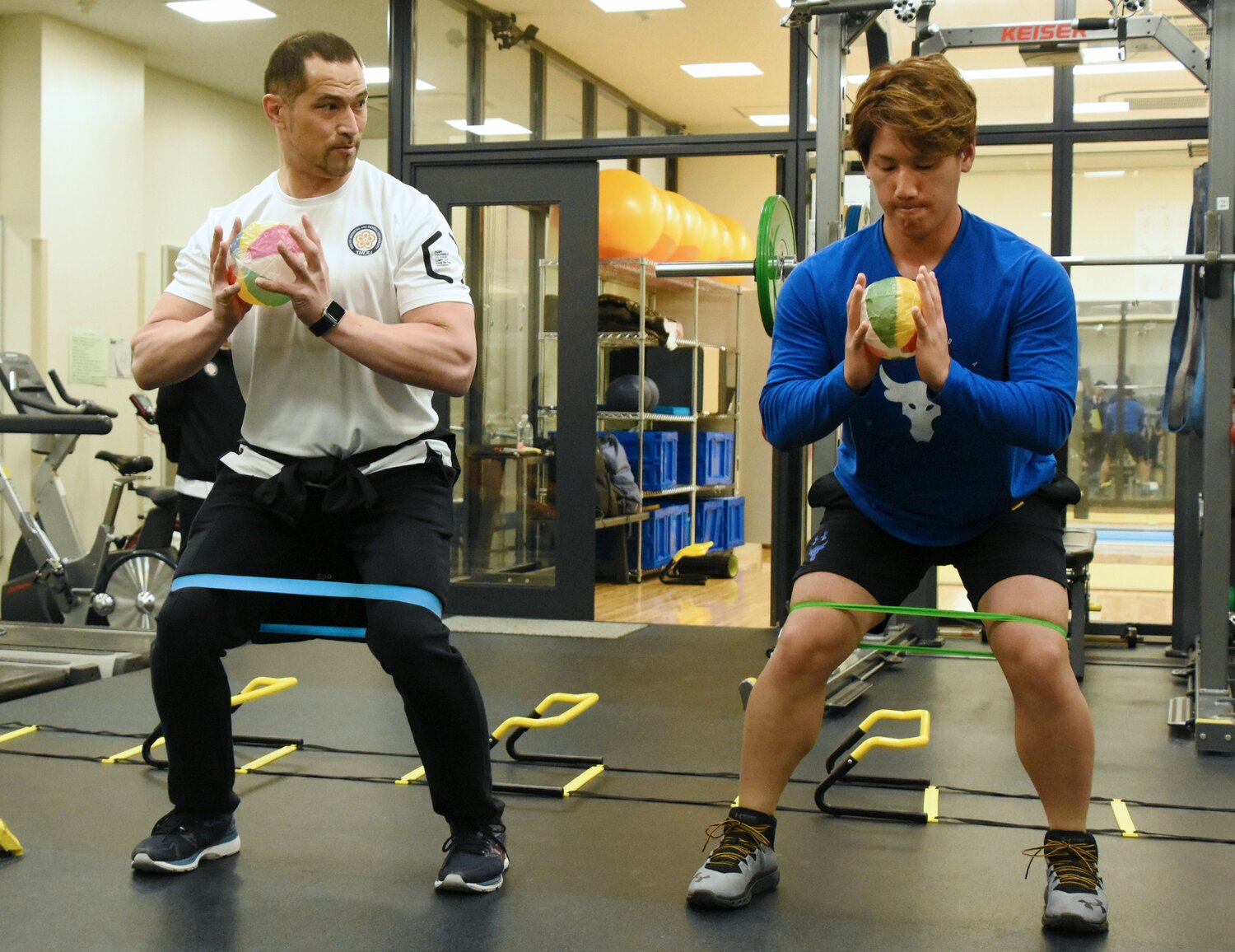 室伏氏とのトレーニング　©JIJI PRESS