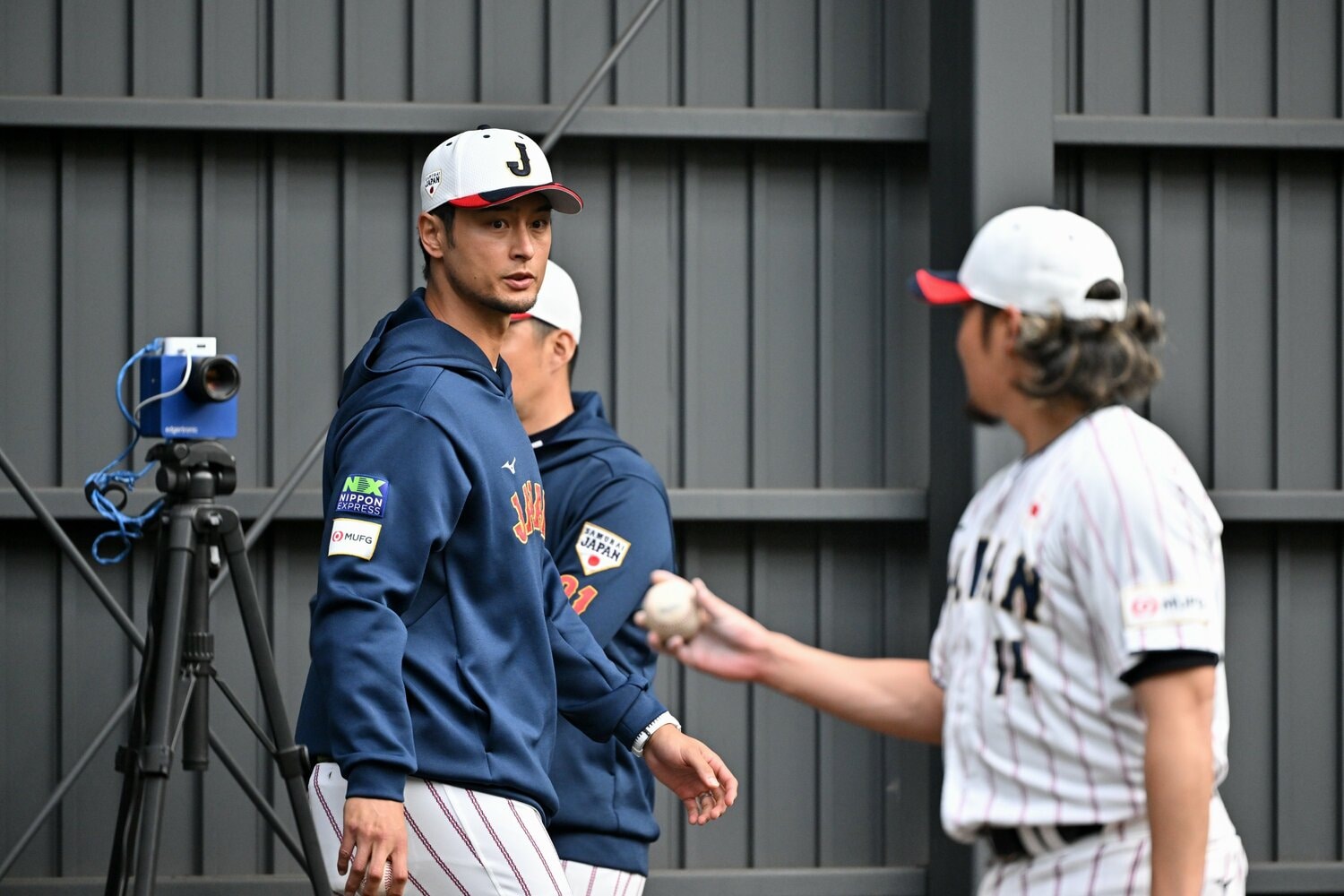 代表選手だけでなく、サポートメンバーに至るまで若い選手の一人一人に声をかけていたダルビッシュ　©Hideki Sugiyama