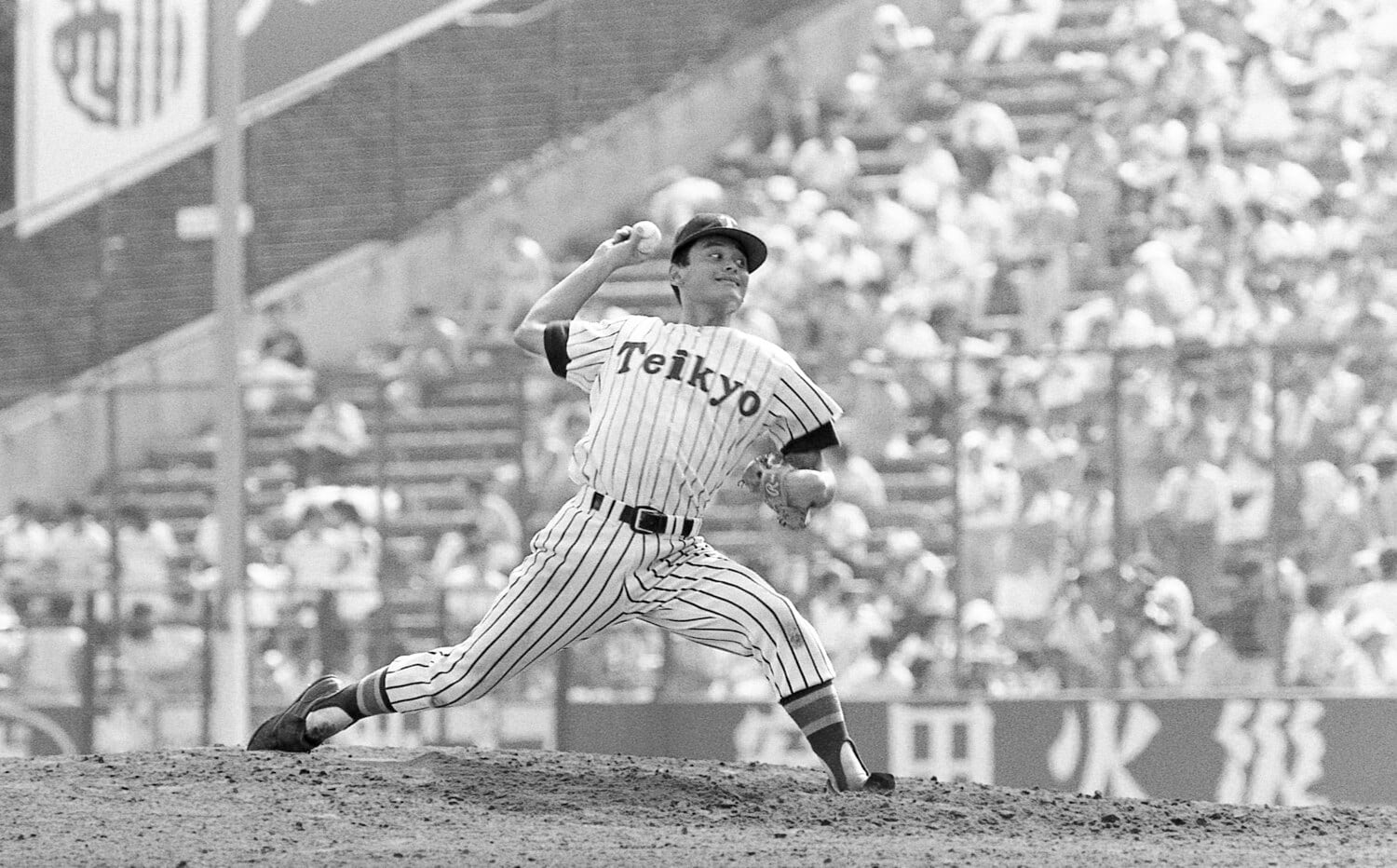 1987年夏の甲子園大会で力投する帝京高・芝草宇宙　©︎JIJI PRESS