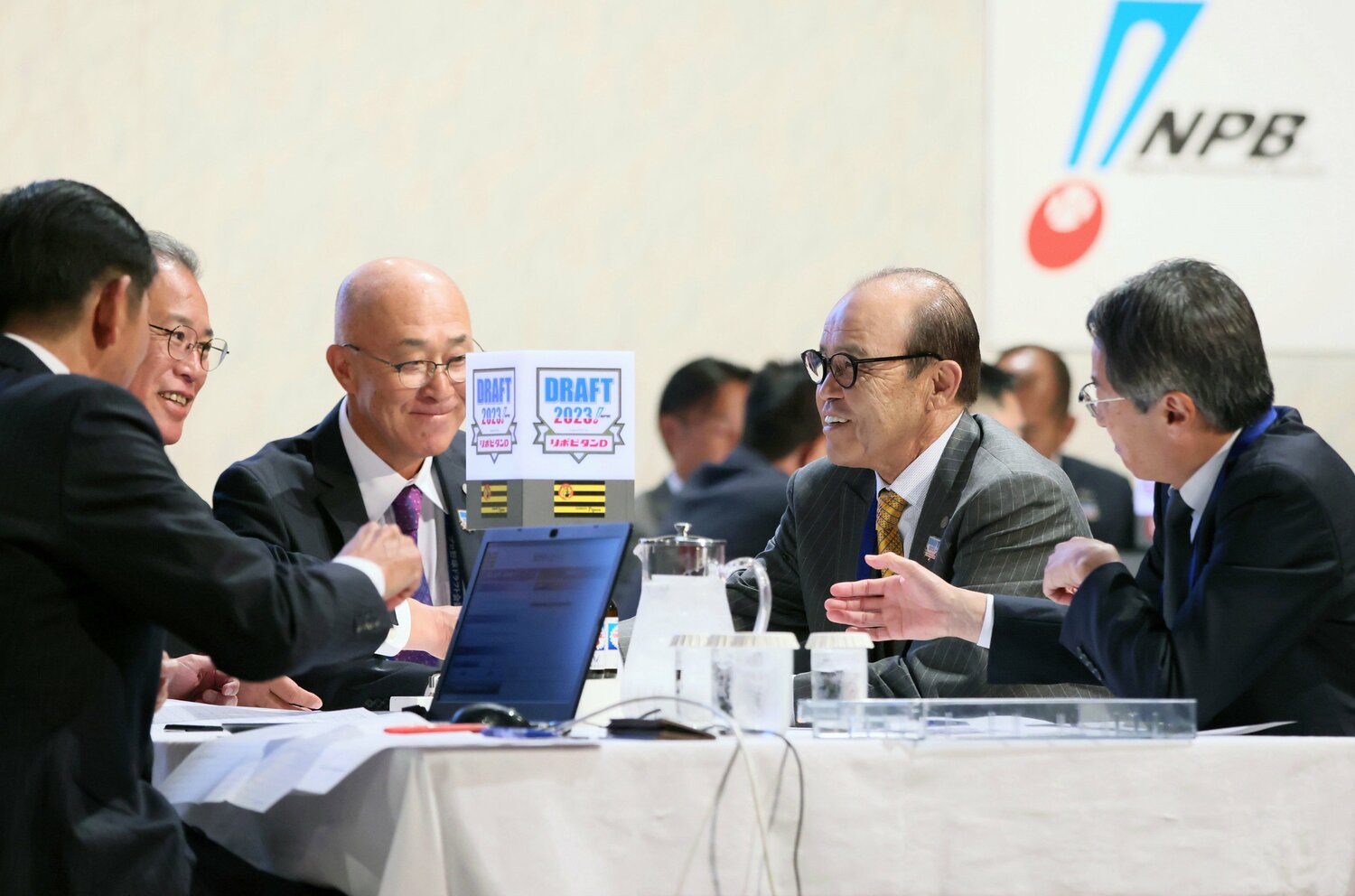 下村海翔（青山学院大）を“1本釣り”。満足そうな表情の阪神・岡田彰布監督　©JIJI PRESS