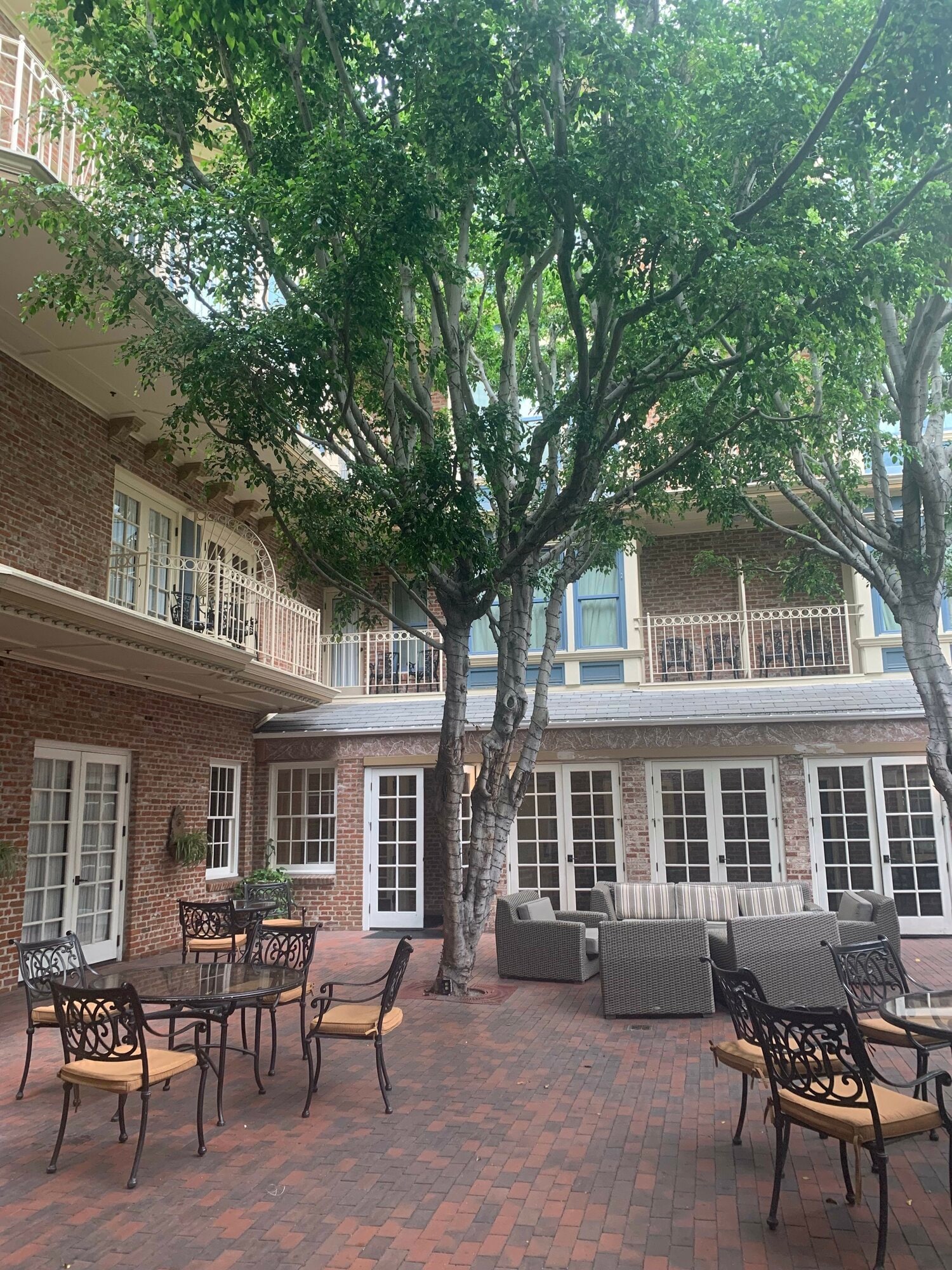 サンディエゴで泊まったホテル。スタジアムまで徒歩8分。1泊200ドル程度。かなりおすすめだ　（写真=筆者提供）