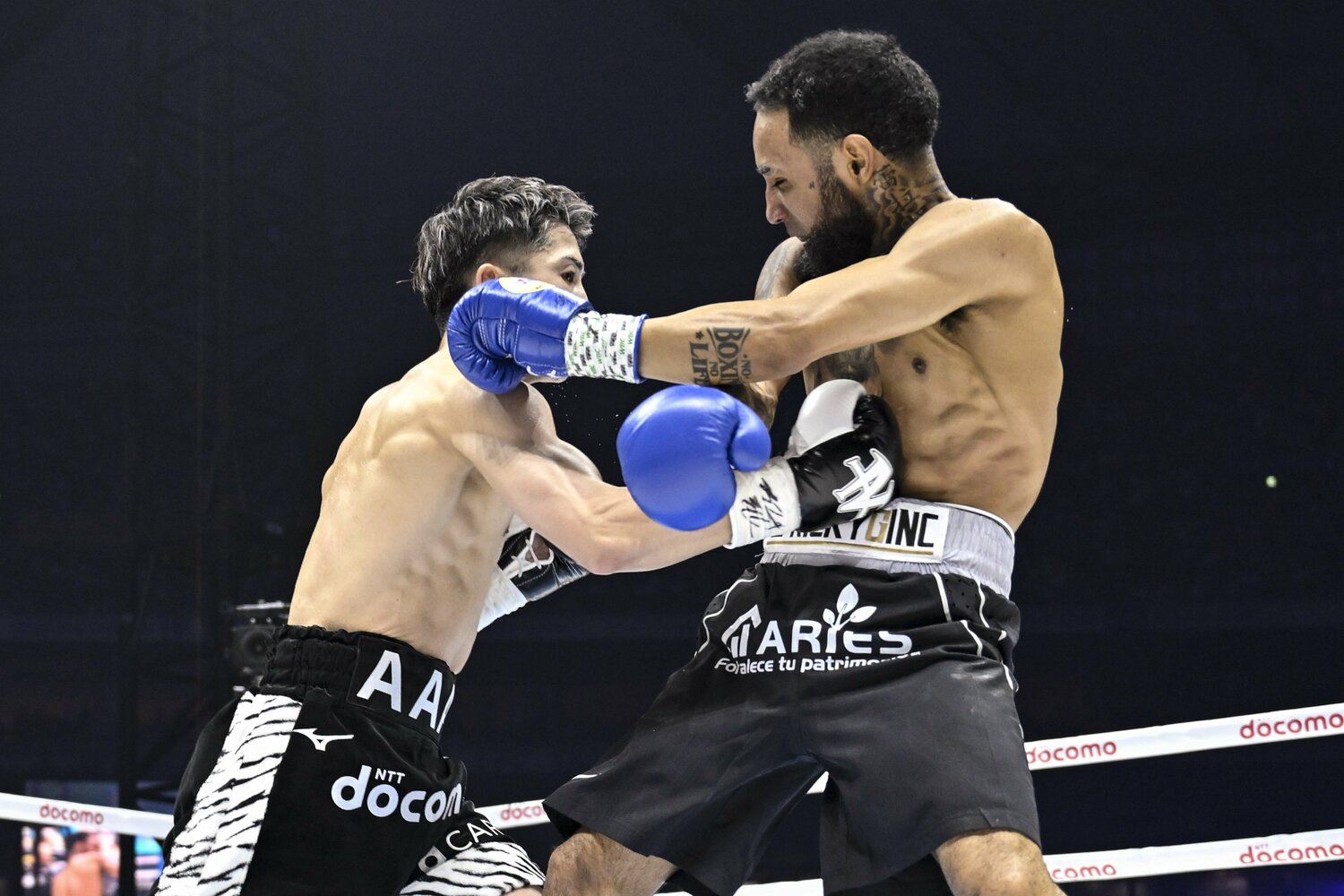 井上尚弥の強烈なボディ。ナイフのような鋭いパンチの応酬は、ネリの気持ちを削いでいった　©︎Hiroaki Yamaguchi