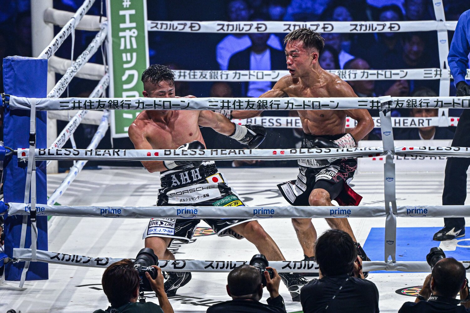 10ラウンド、ロープ際でバランスを崩す井上拓真。レフェリーはダウンを宣告した ©Takuya Sugiyama