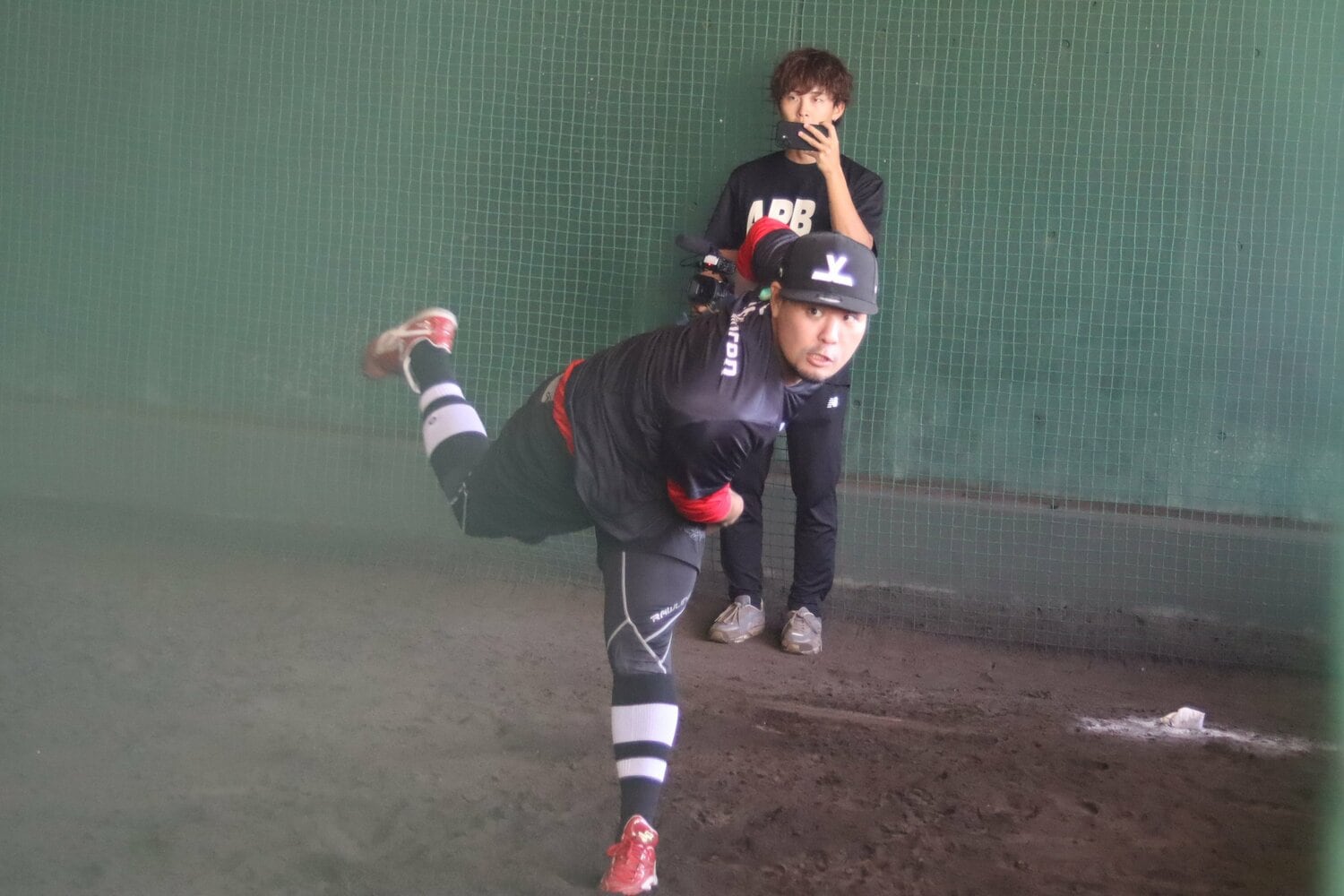 ジャパンウィンターリーグ開幕前、データ計測のために投球練習する内間　©Kou Hiroo