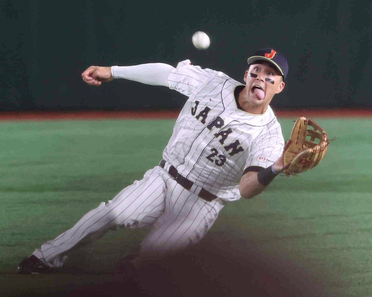 ヌートバーのスーパーキャッチ　©JIJI PRESS