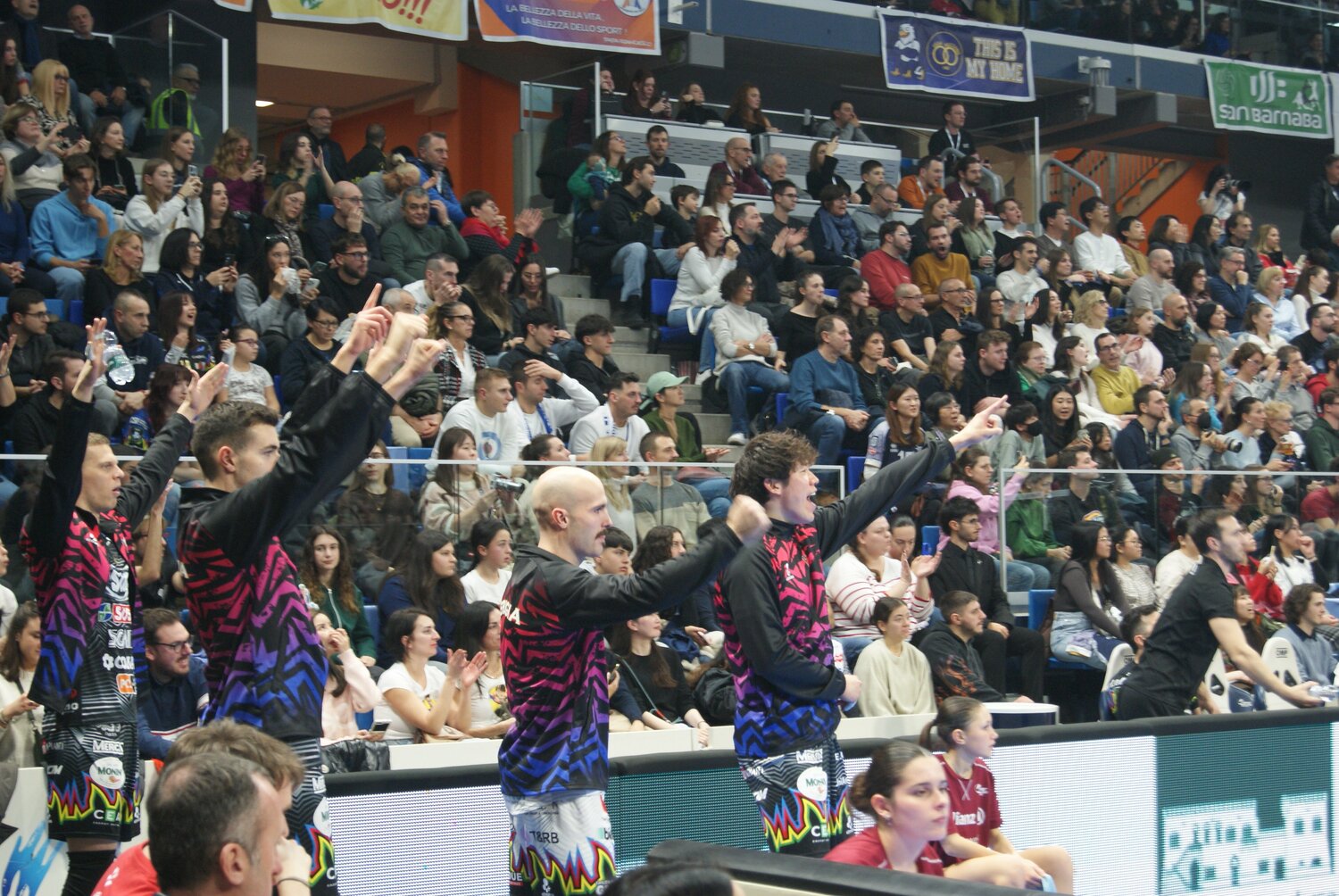 ベンチでチームを盛り上げる石川祐希 ©︎Takashi Yuge