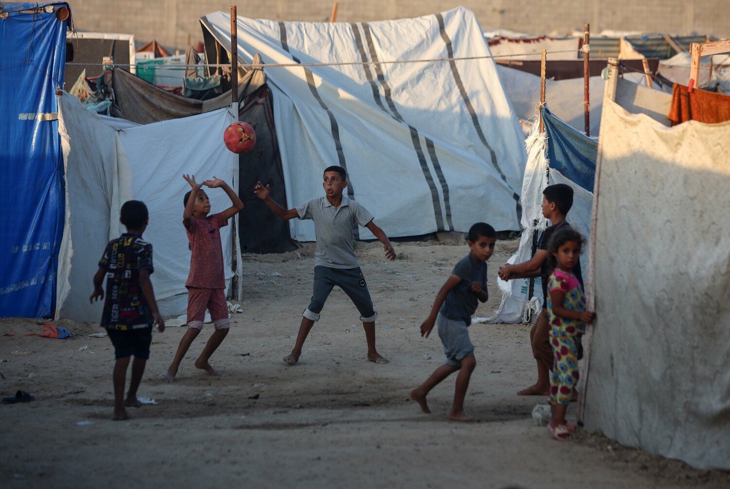 ガザの難民キャンプでは、サッカーボールを使って体を動かす子供たちの姿が　©Getty Images
