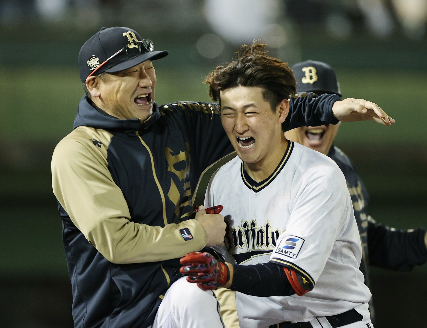 5月の楽天戦ではサヨナラ安打を放ち、指揮官から手荒い祝福を受けた　©︎JIJI PRESS