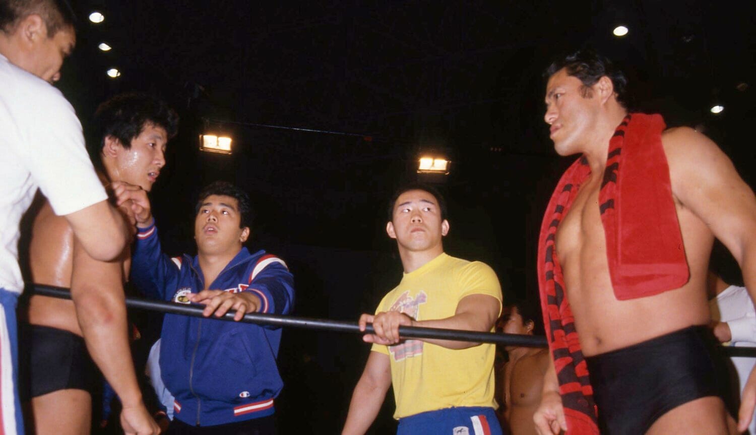 試合後、リングサイドに現れた猪木に言葉をかける前田　©東京スポーツ新聞社