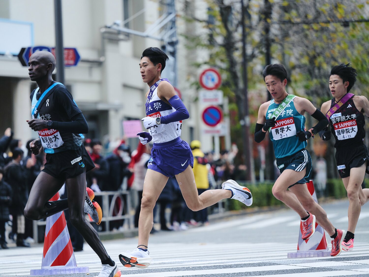 1区序盤で飛び出した駿河台大・レマイヤン。駒大の篠原倖太朗、青学大の荒巻朋熙、國學院大の伊地知賢造の3人が追う展開に　©Yuki Suenaga
