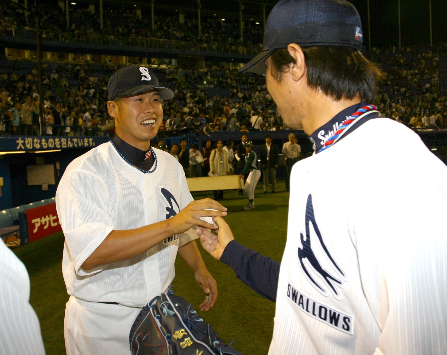 育成契約で入団したヤクルトで移籍後初勝利を掴んだ2009年6月30日。守護神・林昌勇からウイニングボールを受け取った©Sankei Shimbun