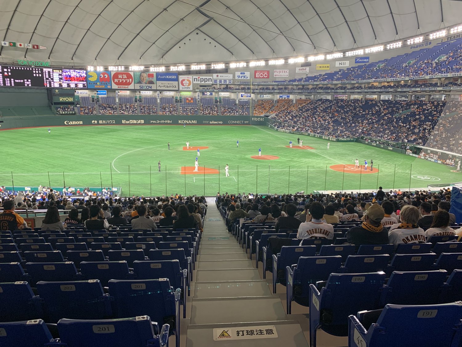 上限1万人の観客。マスク着用で、大きな声援は禁止である