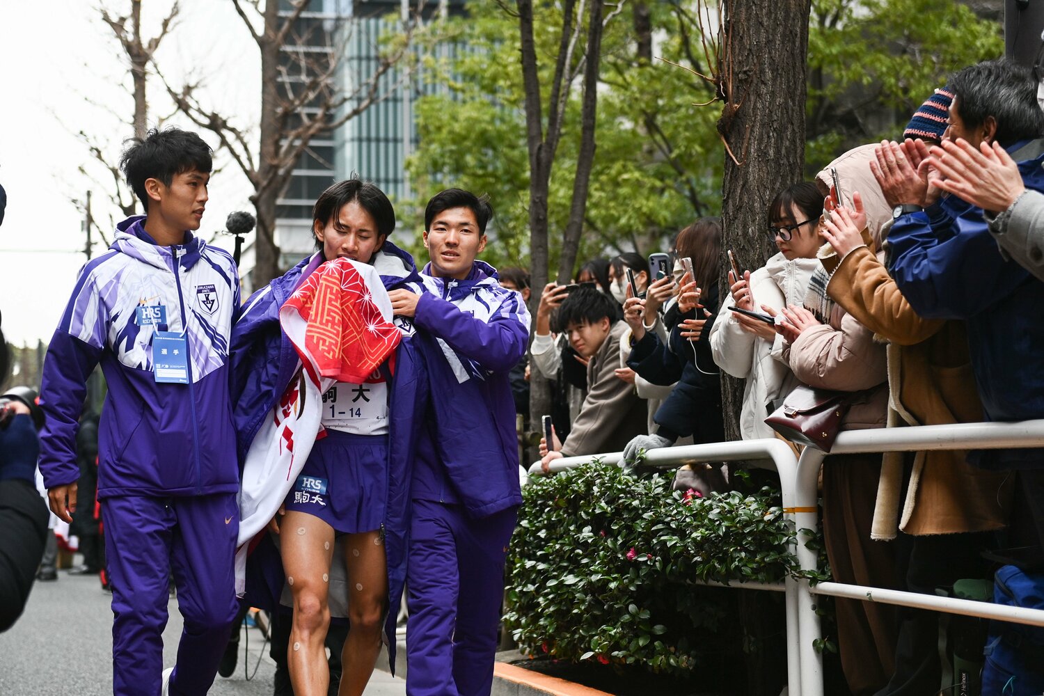 主将の鈴木、副主将の金子が柔らかな表情でゴールした庭瀬を迎えた　©Nanae Suzuki