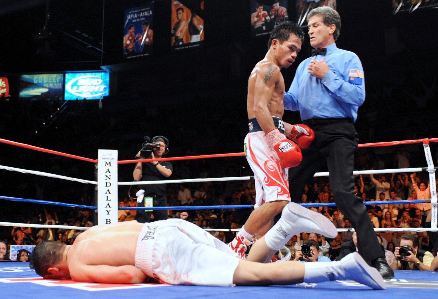 2008年6月、WBC世界ライト級タイトルマッチでデビッド・ディアスをキャンバスに沈めた瞬間