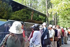 Tuolmne Meadowに戻るバスは観光客だらけ。 