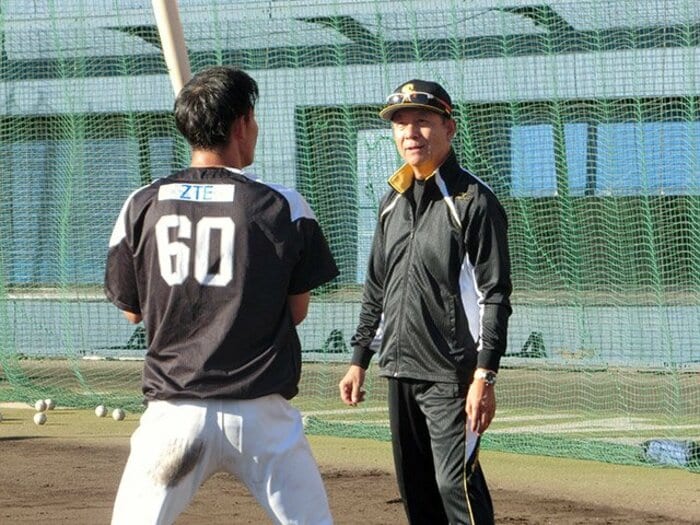 イチローと丸の恩師が福岡へ帰還。左打者育成の「新井宏昌塾」開校！＜Number Web＞ photograph by Kotaro Tajiri