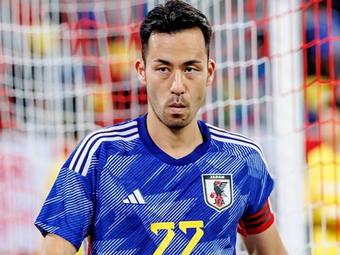 吉田麻也34歳の“肉体改造”を支えて10年目・日本人トレーナーの秘技は“手じゃなく足で施術”…「彼はそうやって欧州で生き残った」＜Number Web＞ photograph by Kiichi Matsumoto