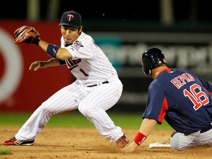 MLBで通じない日本人内野手の守備。人工芝のグラウンドも原因のひとつ!?＜Number Web＞ photograph by AP/AFLO