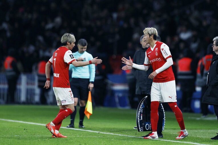 「PSGをブ然とさせた」中村敬斗ゴール＆お膳立て伊東純也が喜ぶ“会心の1枚”「関根大輝も試合後…」ランス“日本人3兄弟”を現場で撮った(14)