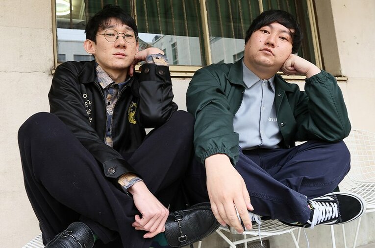 結成12年で初の決勝進出を果たしたロングコートダディ。堂前透（32歳、左）と兎（33歳）。吉本興業所属 ／ photograph by Shigeki Yamamoto