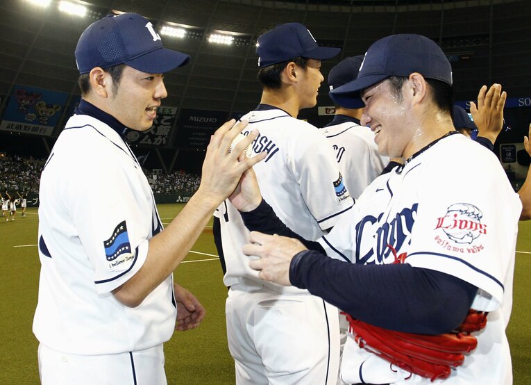 高橋からウイングボールを受け取る菊池雄星　©︎Kyodo News