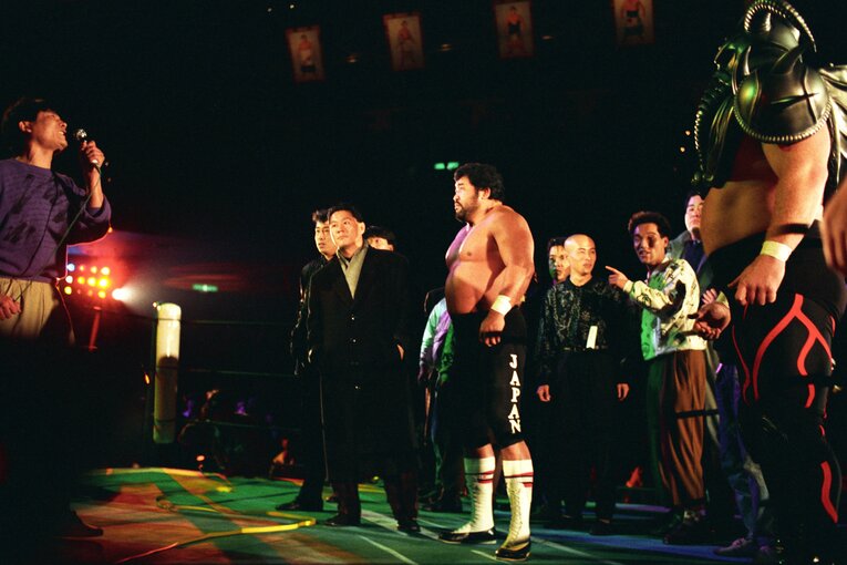 12月27日、会場に登場したビートたけし率いるTPG。右がビッグバン・ベイダー　©Essei Hara