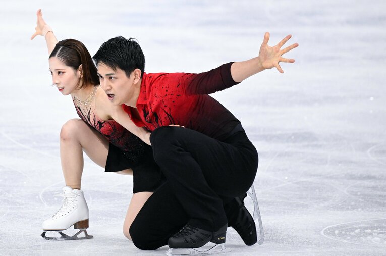 日本初となるフィギュアスケートペア種目で金メダルを獲得したりくりゅうペア。その偉業を「消えた強国」はどう報じたのか？ ／ photograph by Asami Enomoto/JMPA