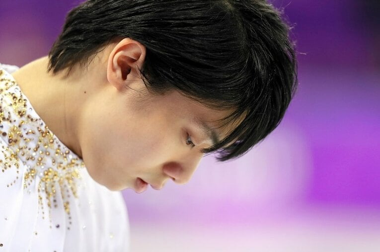 ケガから復帰し、平昌五輪で演技を行う直前の羽生結弦の表情。2連覇を成し遂げる演技がされるまでの本人の表情をとらえた1枚だ ／ photograph by Hiroki Endo/Asahi Shimbun