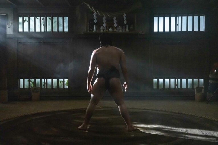 猿将部屋の稽古場に立つ猿桜／Netflixシリーズ「サンクチュアリ -聖域-」独占配信中