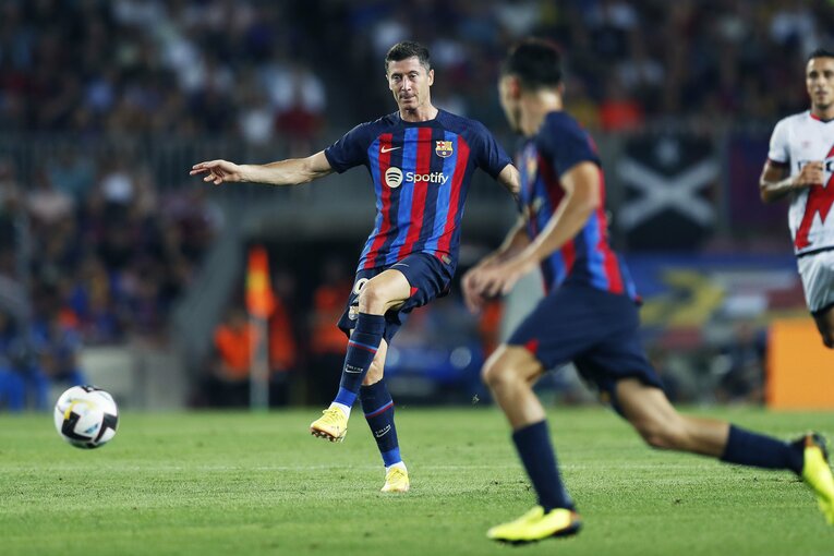 “財政難なのに大補強”バルサを激写　誹謗中傷されたデヨンクへの拍手、33歳レバンドフスキが作る深みとは〈次戦は久保建英ソシエダ〉(18)