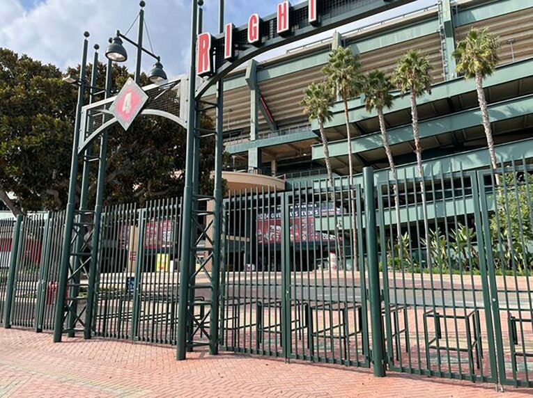 ポストシーズンでドジャースが盛り上がるなか、人がほとんどいないエンゼルスタジアム