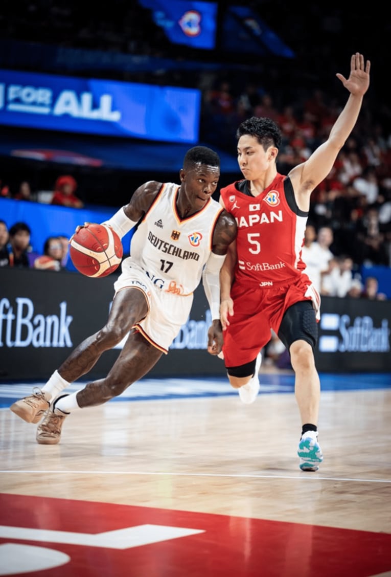 ドイツ代表シュルーダーとのマッチアップ　©︎FIBA