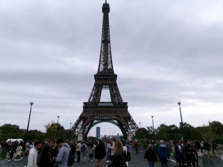 10月、曇天の下のエッフェル塔　©Yuji Hirooka