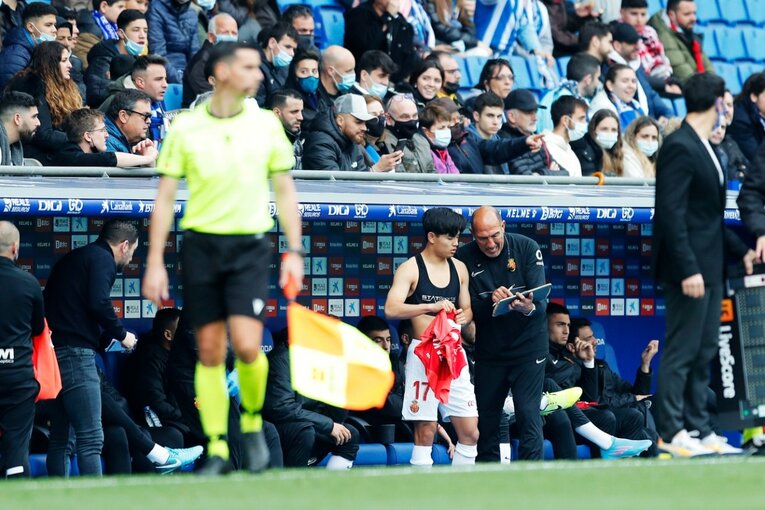 久保建英の祈りと必死さも実らず「先発落ち→6連敗で降格圏」に倒れ込み… 監督解任マジョルカの序列は変わるのか〈撮影者の視点〉(20)