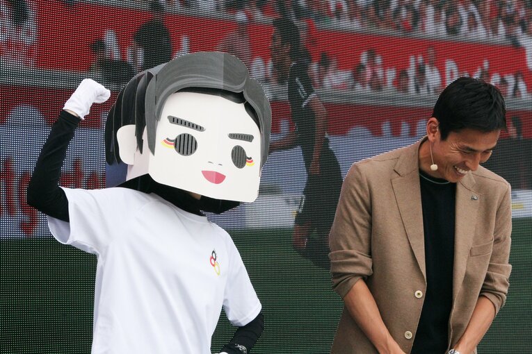 長谷部、万博で「ナゾのハセベくん」登場に失笑も「心が整った神対応」（全3枚中の2枚目） ©NumberWeb