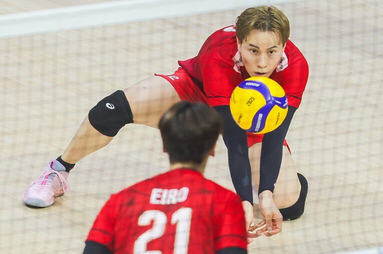 世界選手権を振り返った高橋藍（24歳）。すでに視線は石川祐希を擁するペルージャとの親善試合、そして開幕を控えるSVリーグに向いていた ／ photograph by xinhua/AFLO