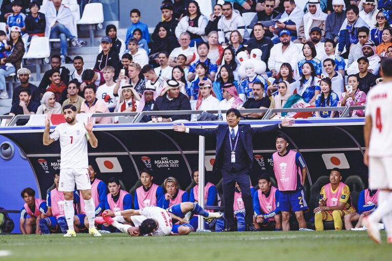 ベンチから抗議する森保一監督　©︎Kiichi Matsumoto