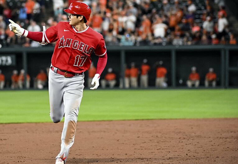 19号ソロ本塁打を放ち、爽やかにスタンドを指差す大谷　©Getty Images