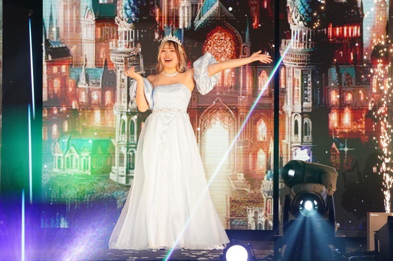 「本物のシンデレラ」になった羽南　©Essei Hara