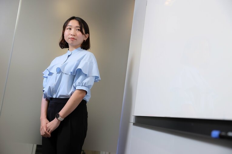 27歳になった現在は、企業で人事部に所属。キャリアコンサルタントの資格も持ち、新卒の採用担当業務などに従事する　©Shigeki Yamamoto