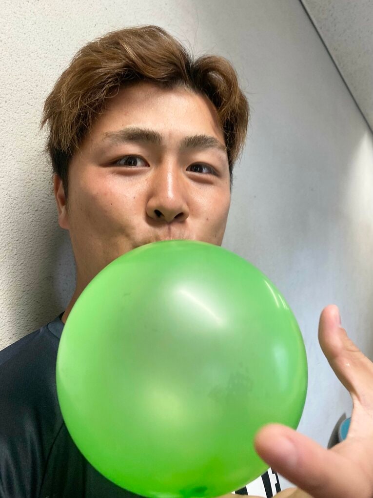 山川穂高に教えてもらった“風船トレ”を実践するロッテ山口航輝　©Chiba Lotte Marines
