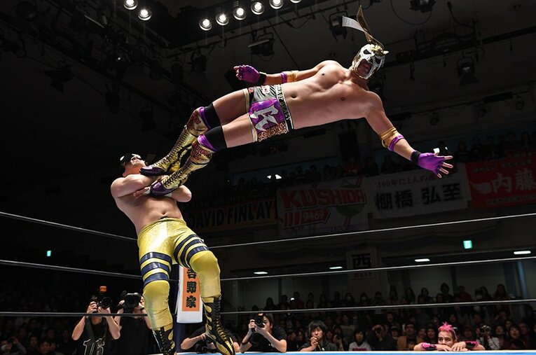 マスクをかぶっても、オカダ・カズチカの代名詞である打点の高いドロップキックの鮮やかさには何ら変わりはなかった。 ／ photograph by Essei Hara