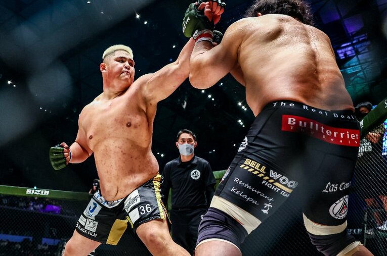 4月16日の『RIZIN TRIGGER 3rd』にて総合格闘技デビューを果たした元力士の貴賢神。関根“シュレック”秀樹と対戦した ／ photograph by RIZIN FF Susumu Nagao