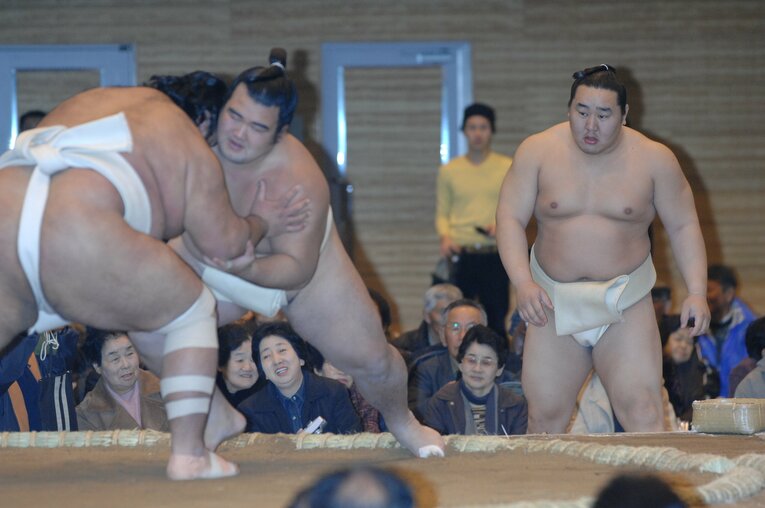 巡業中のレアな姿と綱入り　©BUNGEISHUNJU